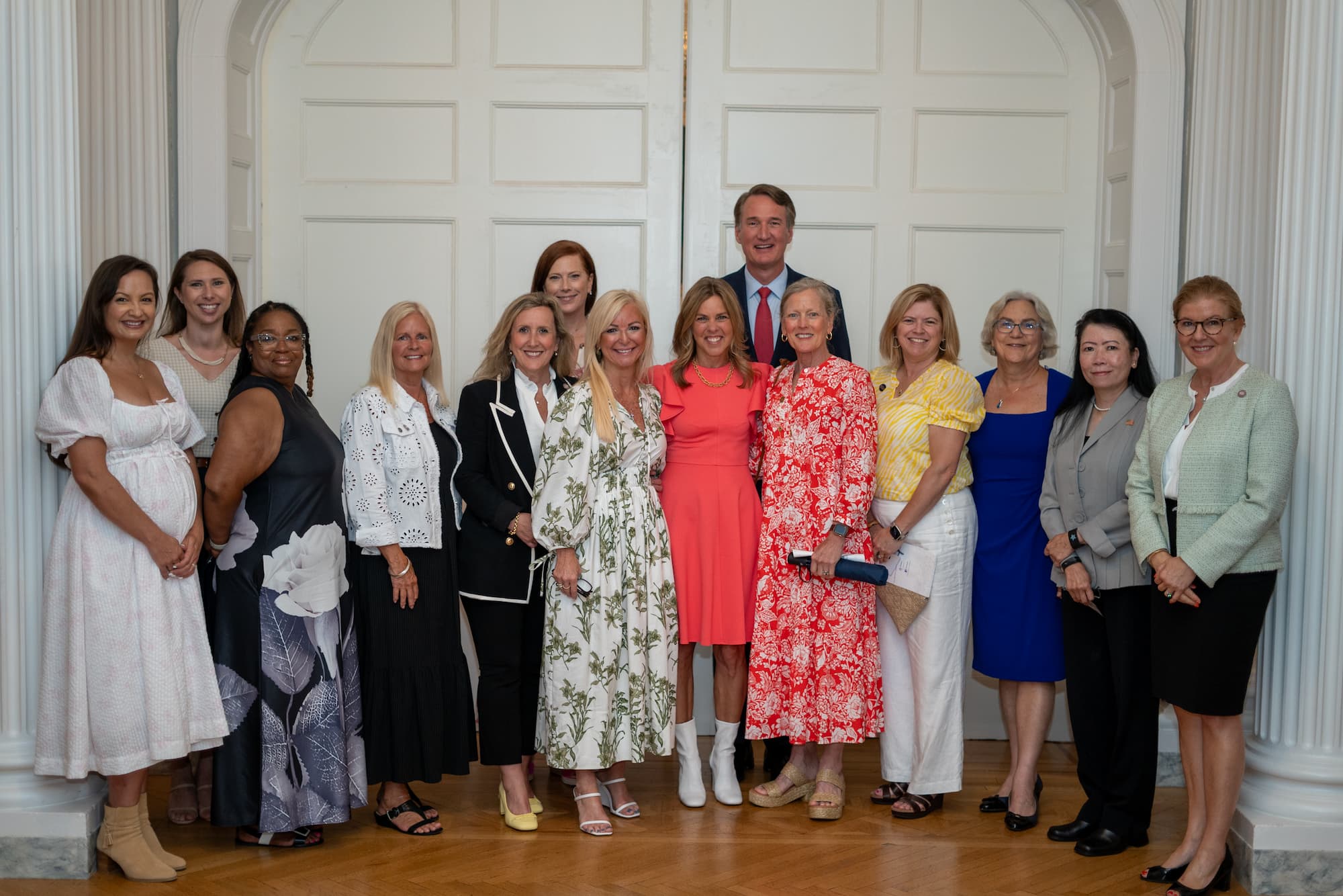 نساء يقفن بجانب الحاكم